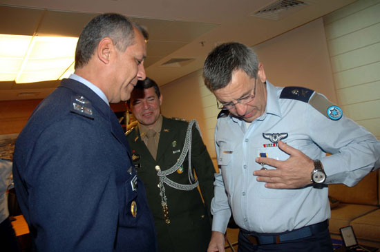 Maj.-Gen. Ido Nehushtan with medal